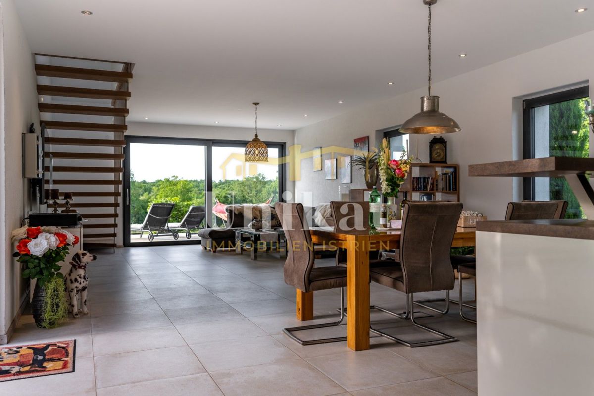 Luksuzna hiša z garažo v kleti - 3 km do morja